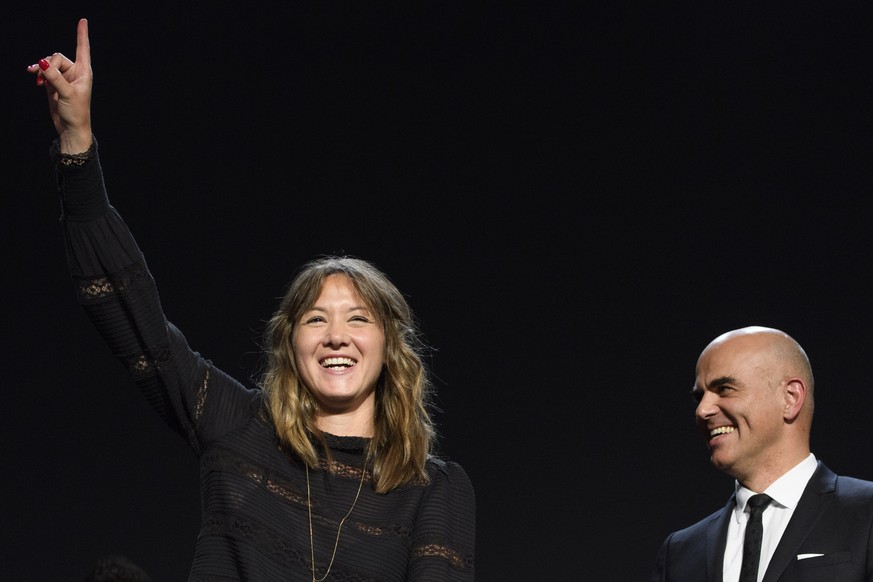 La laureate du Grand Prix suisse de musique la chanteuse Sophie Hunger, gauche, recoit son prix des mains du conseiller federal Alain Berset, droite, lors de la remise du Grand Prix suisse de musique  ...