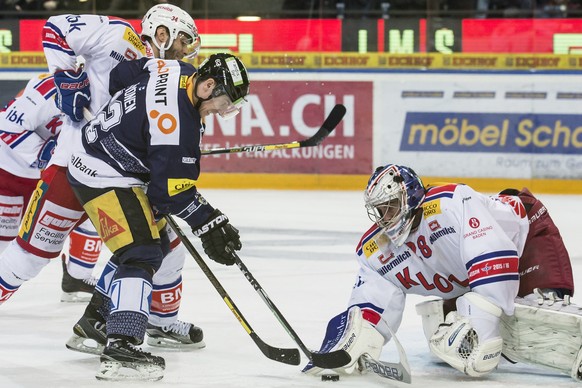 Kein Durchkommen für Zugs Jarkko Immonen gegen Verteidiger Rene Back und Torhüter Martin Gerber.&nbsp;