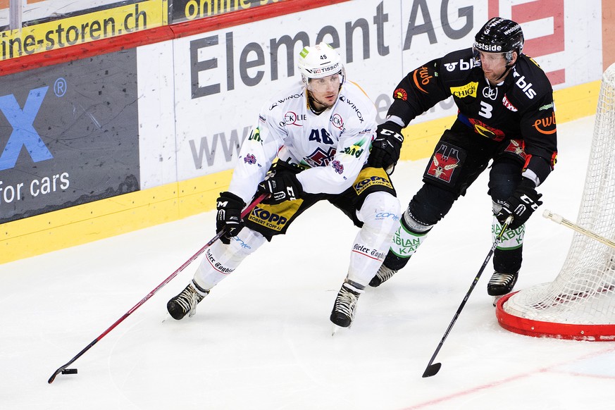 Biels Stuermer Matthias Rossi, links, und SC Bern Verteidiger Justin Krueger, rechts, kaempfen um den Puck, beim Eishockey Meisterschaftsspiel der National League A zwischen dem SC Bern und dem HC Bie ...