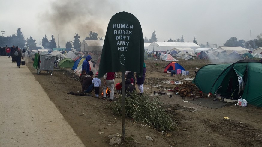 «Menschenrechte gelten hier nicht», steht auf einem Schild am Camp-Eingang.