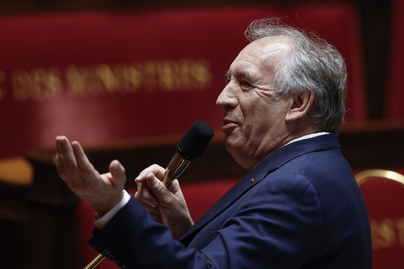 Nachrichten Linkding epa11782596 French Prime Minister Francois Bayrou speaks during a Questions to the government session at French National Assembly in Paris, France, 17 December 2024. EPA/YOAN VALAT