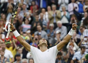 Rafael Nadal feiert den Einzug in den Achtelfinal von Wimbledon.