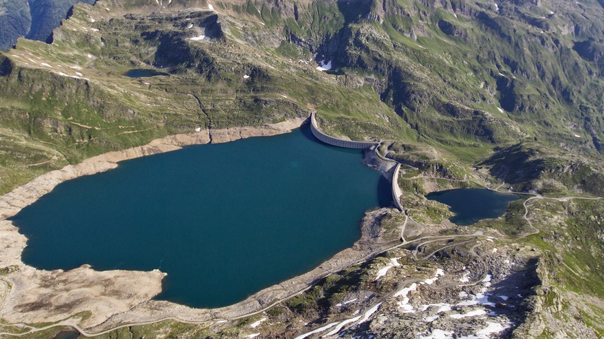 The dam wall of the Lago del Naret artificial lake, pictured Monday, July 4, 2011 near Fusio in the Canton of Ticino, Switzerland. Lago del Naret is a reservoir lake. (KEYSTONE/Alessandro Della Bella)