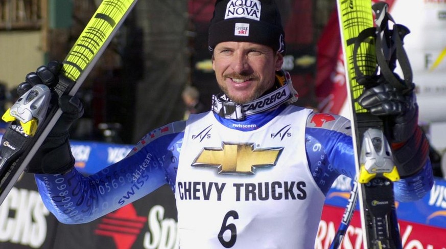 DEX16 - 20021122 - PARK CITY, UT, UNITED STATES : Switzerland&#039;s Michael Von Gruenigen holds up his skis after crossing the finish line of the men&#039;s Alpine Wolrd Cup Giant Slalom 22 November  ...