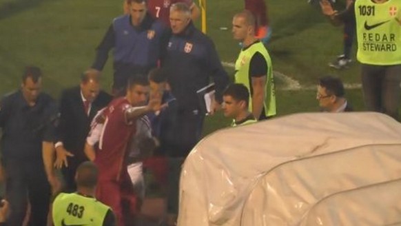 Kolarov schützt einen albanischen Spieler auf dem Weg in die Kabinen.