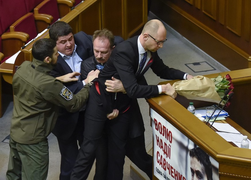 Unzimperlich der eine, mit stoischer Ruhe der andere: Abgeordneter Barna und Premier Jazenjuk im Infight.&nbsp;