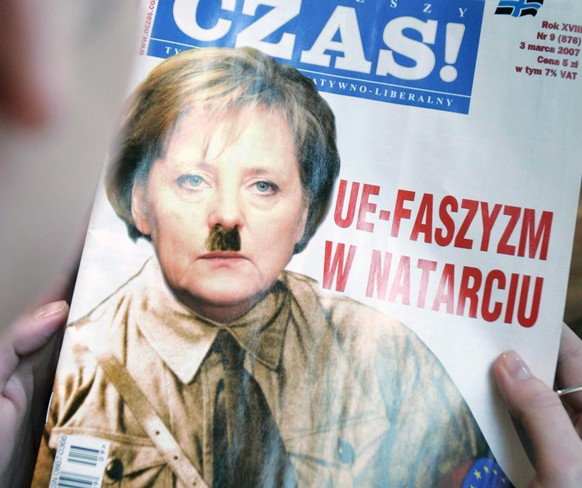 Die Kanzlerin mit Hitler-Schnauz auf dem Titel eines polnischen Magazins.