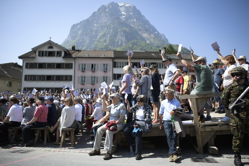 THEMENBILD ZUR SESSION THEMA SELBSTBESTIMMUNGSINITIATIVE --- Abstimmung an der Landsgemeinde am Sonntag, 6. Mai 2018 in Glarus. Die Versammlung, die jedes Jahr am ersten Mai-Sonntag stattfindet, ist d ...