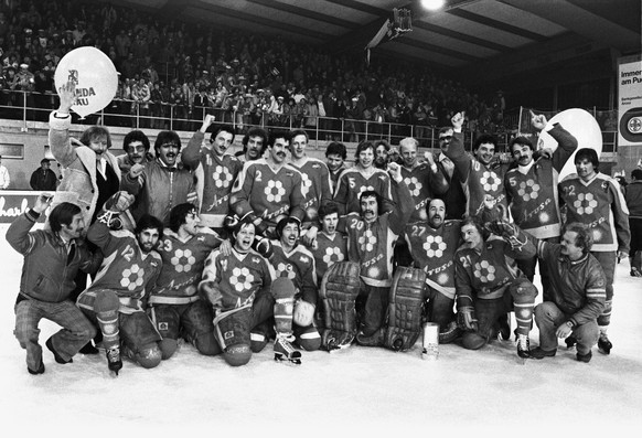 Ein Bild aus besseren Zeiten: Der EHC Arosa feiert 1982 ausgerechnet beim HC Davos den neunten und bisher letzten Schweizer Meistertitel.