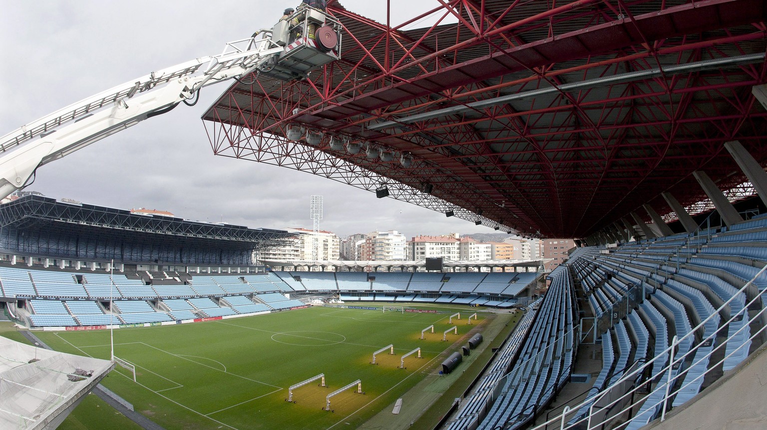 epa05775080 Firefighters work on the damaged roof of the Balaidos stadium in Vigo, northwestern Spain, 06 February 2017, after the Spanish Primera Division soccer match between Celta Vigo and Real Mad ...