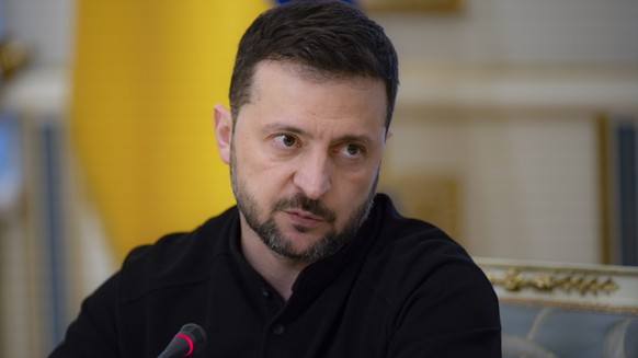 Nachrichten Linkding In this photo provided by the Ukrainian Presidential Press Office, Ukrainian President Volodymyr Zelenskyy talks with Ukrainian journalists in Kyiv, Ukraine, Monday, Oct. 21, 2024. (Ukrainian Presiden ...