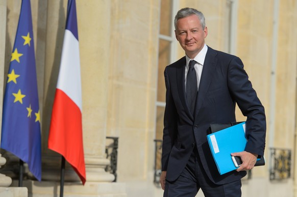 epa06042411 French Economy Minister Bruno Le Maire arrives at the Elysee Palace to attend a defense council in Paris, France, 22 June 2017. EPA/CHRISTOPHE PETIT TESSON