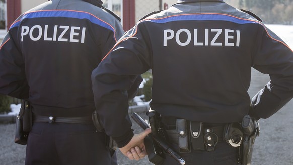 Polizisten riegeln ein Wohngebiet in Malters ab, am Mittwoch, 9. Maerz 2016. Eine 65-jaehrige Frau hat sich seit Dienstag in einem Haus in Malters verschanzt. Die Polizei hat das Haus umstellen muesse ...