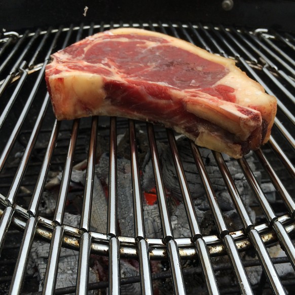 Das noch rohe Steak auf dem Grill.