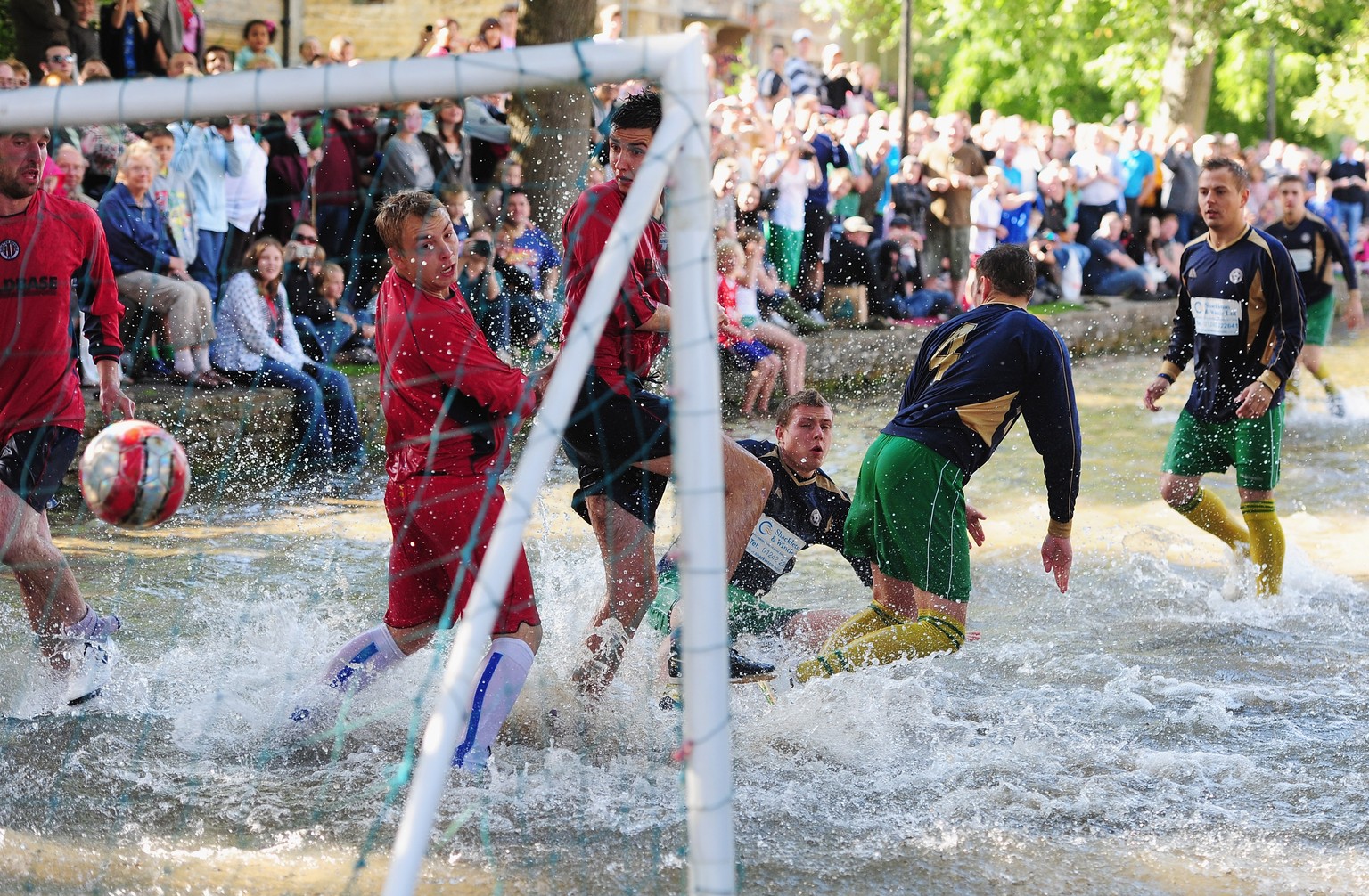 Viele Kopfballduelle beim Fluss-Fussball.