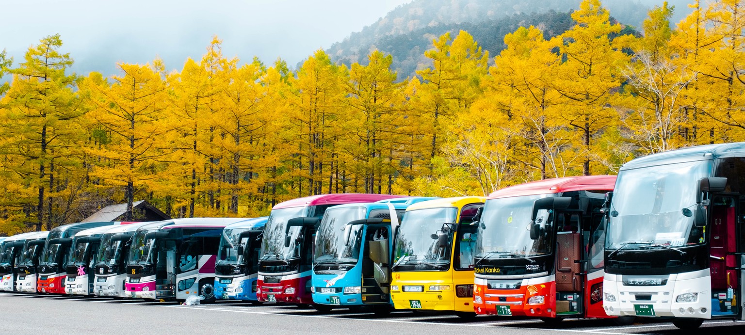 Busse warten auf ihre Touristen in Nagano, Japan.