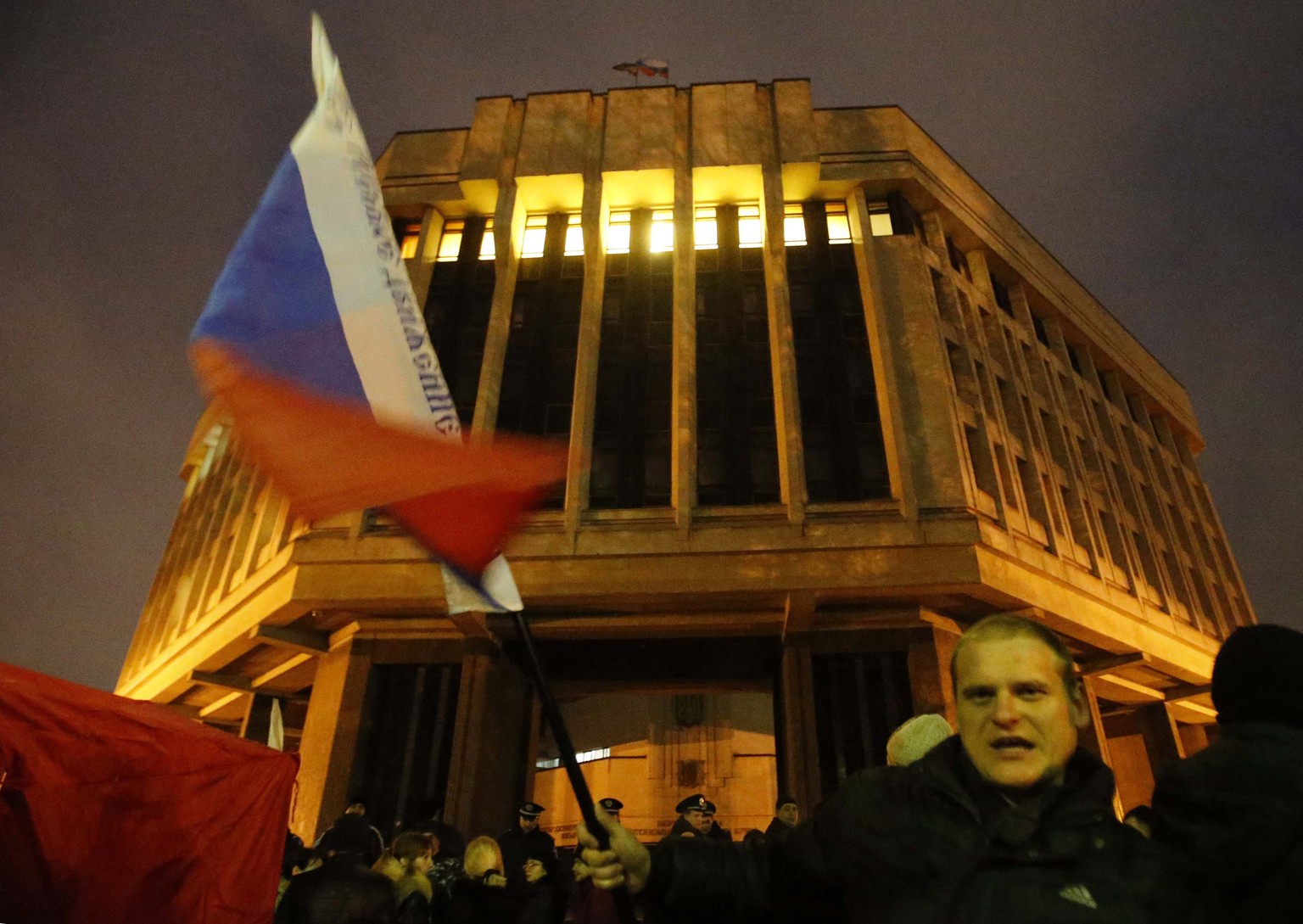Prorussische Demonstration vor dem Parlamentsgebäude in Simferopol.
