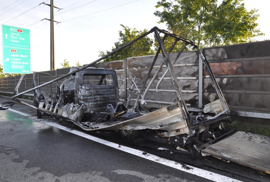 Risch Rotkreuz: Lieferwagen in Vollbrand

Auf der Autobahn A4 ist ein Lieferwagen in Brand geraten. Verletzt wurde niemand.

Auf der Autobahn A4, zwischen Küssnacht (SZ) und Rotkreuz, Fahrtrichtung Zu ...