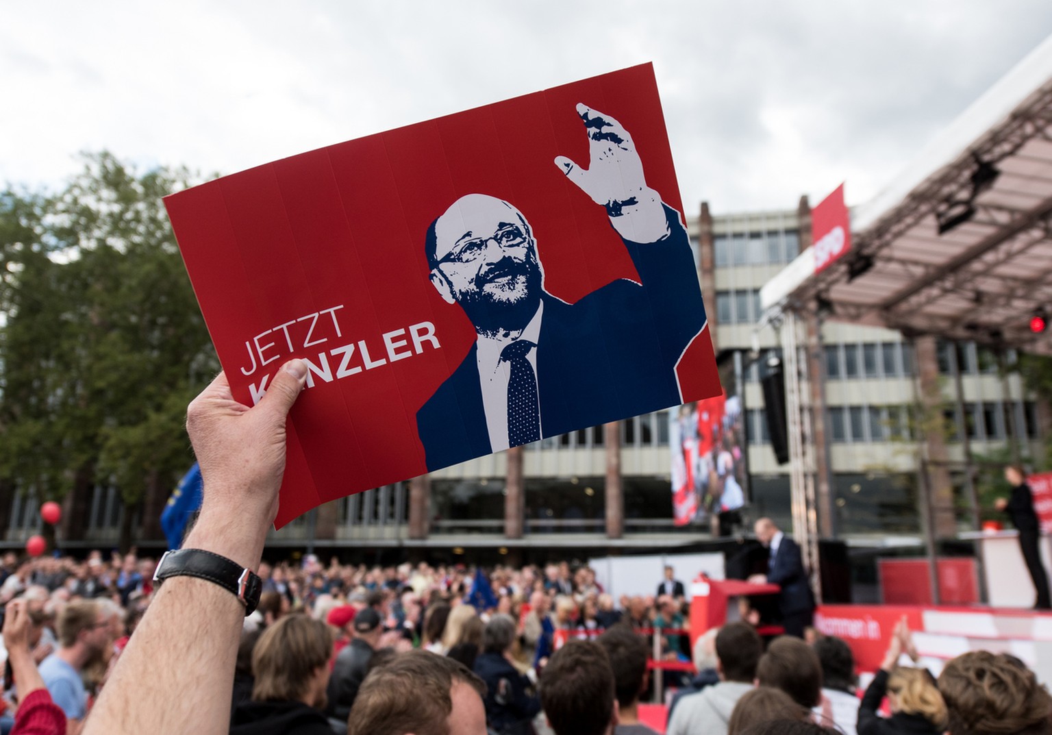 Der Spitzenkandidat der SPD zur Bundestagswahl, Martin Schulz, spricht am 16.09.2017 in Freiburg (Baden-Württemberg) bei einem Wahlkampfauftritt auf dem Platz der Alten Synagoge. Im Vordergrund ein SP ...