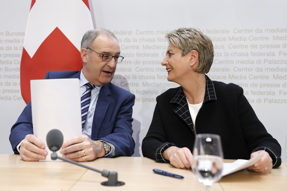 Bundesrat Guy Parmelin diskutiert mit Bundesraetin Karin Keller-Sutter am Ende einer Medienkonferenz zu den Abstimmungen, am Sonntag, 9. Februar 2020, in Bern. (KEYSTONE/Peter Klaunzer)