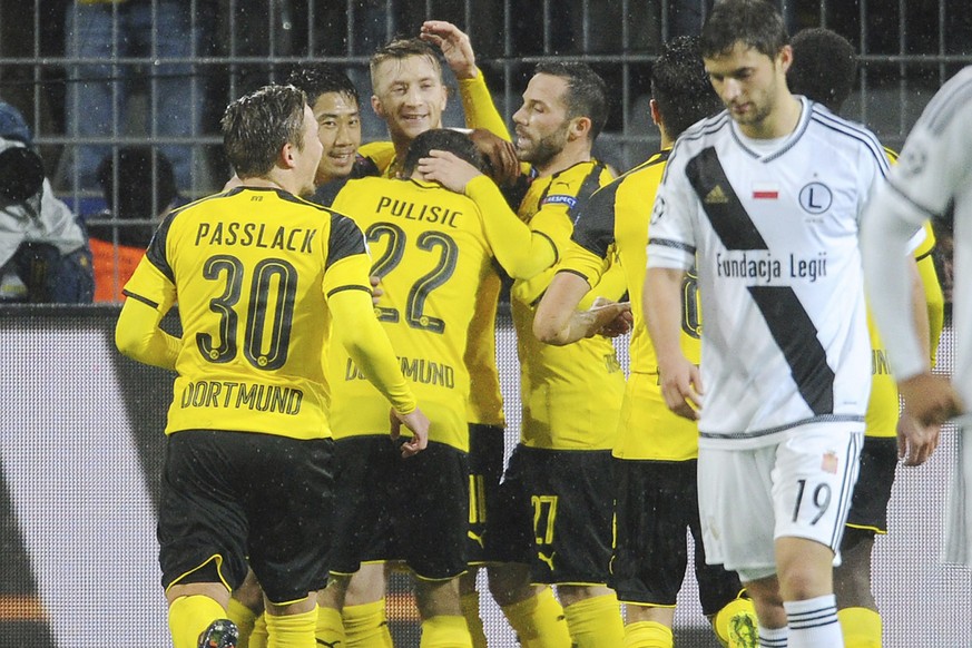 22.11.2016; Dortmund; Fussball Champions League - Borussia Dortmund - Legia Warschau;
v.l. Felix Passlack, Shinji Kagawa, Torschuetze Marco Reus, Christian Pulisic, Gonzalo Castro (Dortmund) jubeln na ...