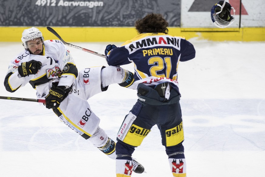 Langenthals Josh Primeau, rechts, im Duell mit Ajoies Leonardo Fuhrer im ersten Playoff-Halbfinalspiel der National League B zwischen dem SC Langenthal und dem HC Ajoie, am Sonntag, 5. Maerz 2017, in  ...