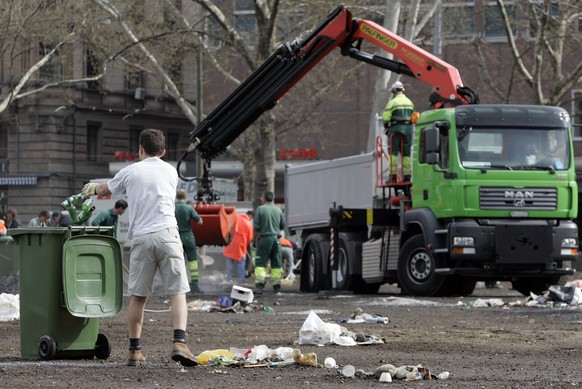 Arbeitslose reinigen die Sechselaeutenwiese am Dienstag, 25. April 2006 in Zuerich. Ueber 1000 erwerbslose Erwachsene und Jugendliche arbeiten taeglich in einem Arbeitsintegrationsprogramm der Soziale ...