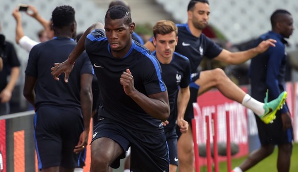 Pogba und Kollegen bei den Vorbereitungen im Stade de France – heute ist das Eröffnungsspiel gegen Rumänien.