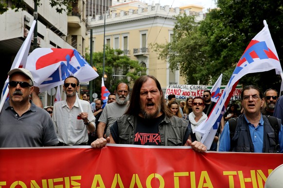 epa05967739 Journalists shout slogans in a protest against the planned government&#039;s pension reforms outside the Labour ministry in Athens, Greece, 16 May 2017. Greek journalists took part in a ra ...