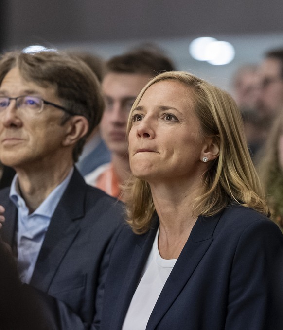 Nachrichten Linkding Regierungsraetin Esther Keller, GLP, Mitte, nimmt zur Kenntnis, die Wiederwahl im ersten Wahlgang verpasst zu haben, neben ihren ParteikollegInnen Grossrat Serge Meyer, links, und Grossraetin Claudia  ...
