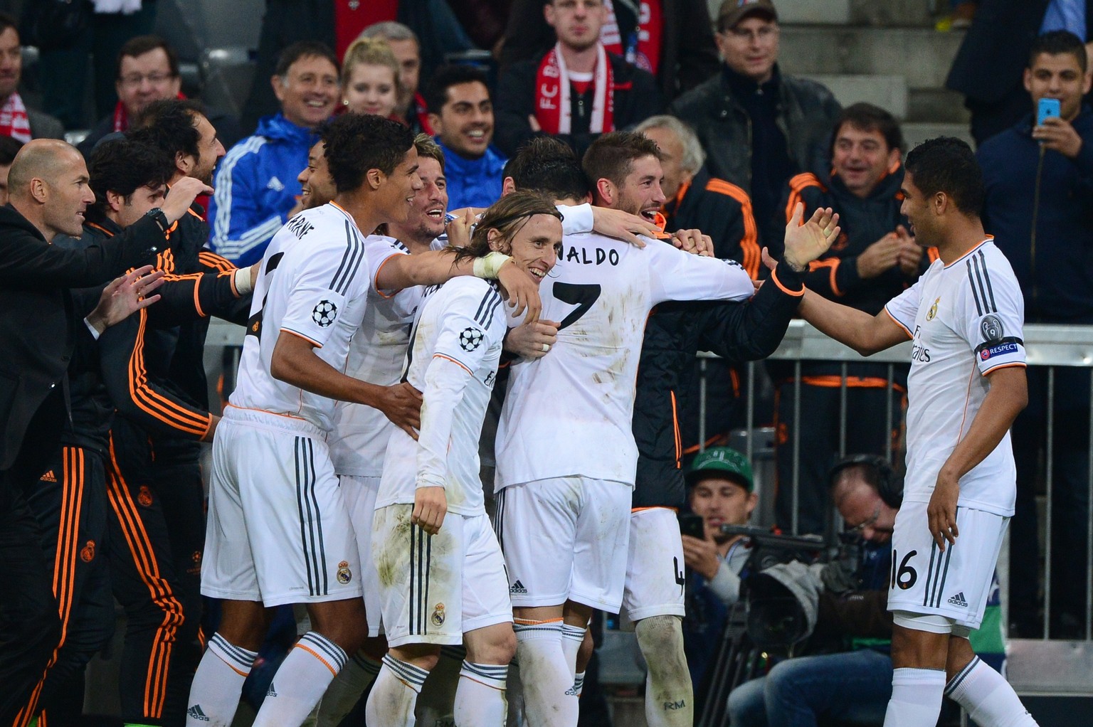 Real Madrid jubelt über einen klaren 4:0-Erfolg gegen Bayern München.