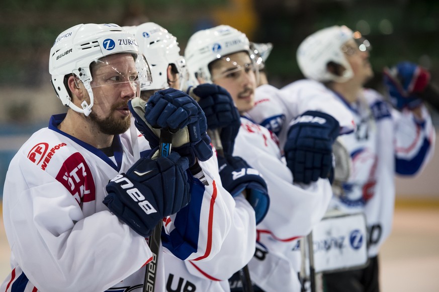 Deception des joueurs zuerichois dont Mathias Seger, gauche, apres la defaite, lors de la rencotre des 1/8-finale de la Coupe Suisse de hockey sur glace, entre le HC Fribourg-Gotteron et les ZSC Lions ...