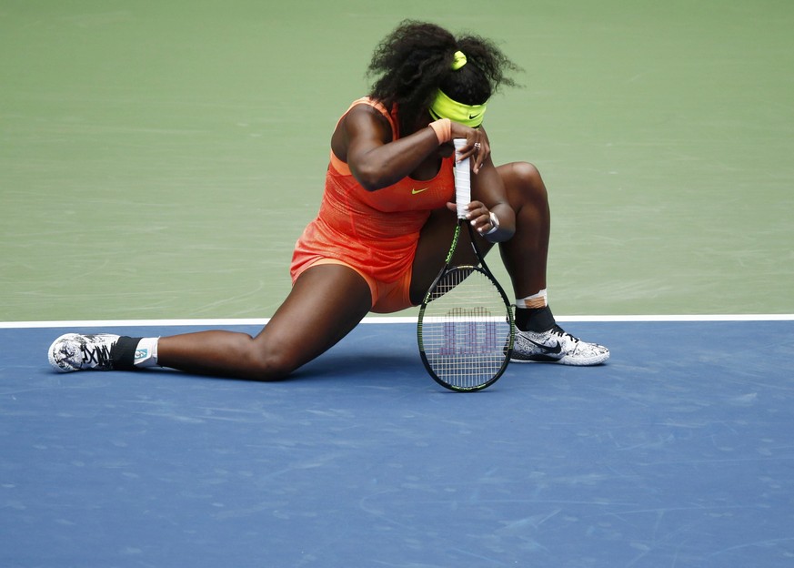 Am Boden zerstört: Serena Williams muss sich den Traum vom ersten Grand-Slam seit Steffi Graf 1988 vorerst abschminken.