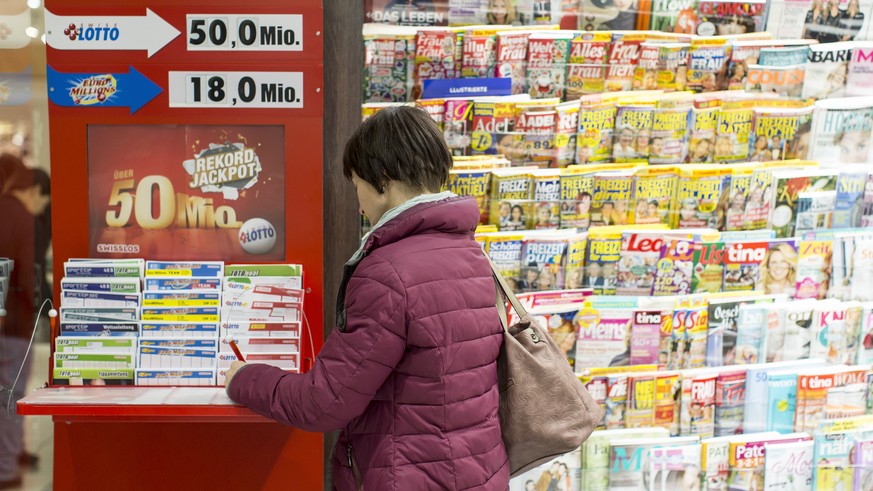 Eine Frau fuellt an einem Kiosk einen Lottoschein aus im Emmen Center am Samstag, 3. Dezember 2016, in Emmenbruecke. Im Schweizer Zahlenlotto winkt dem Gluecklichen mit den sechs richtigen Zahlen plus ...