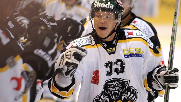 Petteri Nummelin, right, HC Lugano&#039;s goalkeeper cheers in the Swiss National League Ice Hockey Championship between SCL Tigers and HC Lugano in Langnau in the canton of Berne, Switzerland, pictur ...