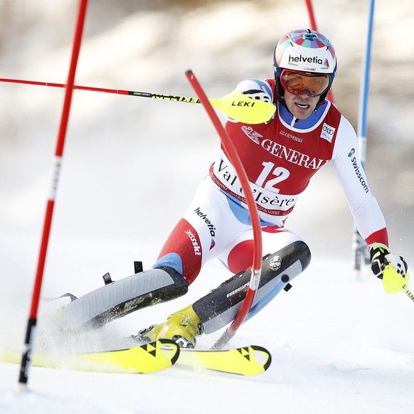 epa05670327 Daniel Yule of Switzerland in action during thefirst run in the men&#039;s Slalom race at the FIS Alpine Skiing World Cup in Val D&#039;Isere, France, 11 December 2016. EPA/GUILLAUME HORCA ...