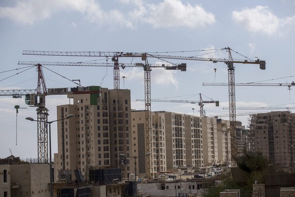 epa05689343 Construction is underway in the Har Homa settlement near the Palestinian East Jerusalem neighborhood of Sur Baher, 27 December 2016. Jerusalem municipality is expected to meet on 28 Decemb ...