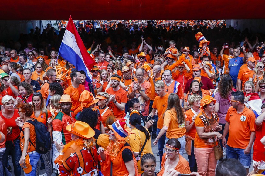 epa06128572 Dutch fans walks towards the stadium before the UEFA Women&#039;s Euro 2017 final soccer match between The Netherlands and Denmark in Enschede, The Netherlands, 06 August 2017. EPA/VINCENT ...