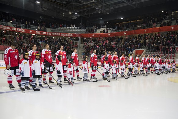 Switzerland&#039;s player listen to the national anthem prior to the Swiss Ice Hockey Challenge 2016 game between Switzerland and France, at the Tissot Arena in Biel, Friday, 16 December 2016. (KEYSTO ...