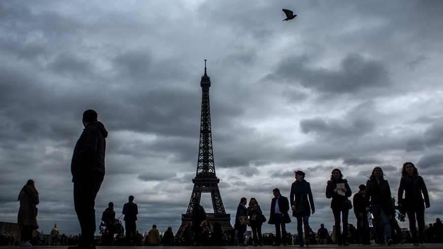 epa05857191 People walk along the Trocadero Plaza with the Eiffel Tower in the background in Paris, France, 17 March 2017. Cloudy weather is forecasted for the French capital in the next days. EPA/MAR ...