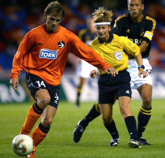 Referee Nicole Petignat of Switzerland is seen between Haukur Gudnason of Icelandic team Fylkir, left, and Krister Nordin of Swedish AIK during a UEFA Cup qualification game AIK Stockholm vs Fylkir of ...