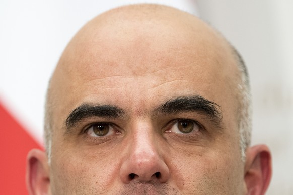 Bundesrat Alain Berset aeussert sich an einer Medienkonferenz zum Ergebnis der Abstimmung zur Rentenreform, am Sonntag, 24. September 2017, in Bern.(KEYSTONE/ Peter Schneider)