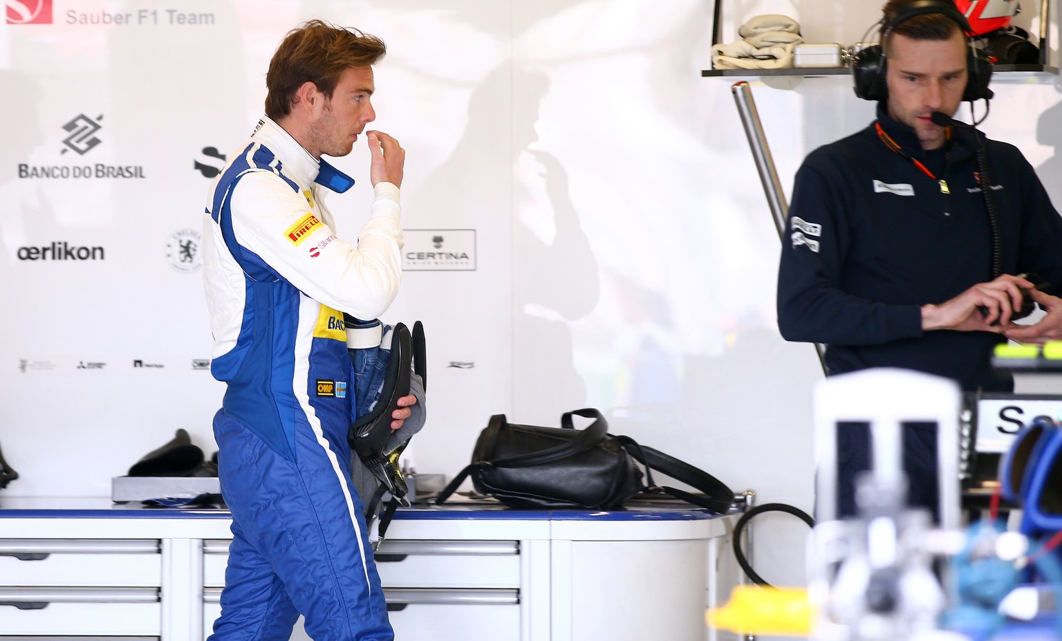 Giedo van der Garde erscheint vor dem ersten Training im Rennanzug in der Sauber-Box, doch er fährt nicht.