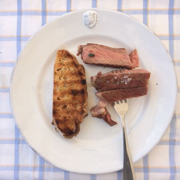 Findest du den Fehler? Aufgeschnittenes Tomahawk, geröstetes Brot, (Fliege).