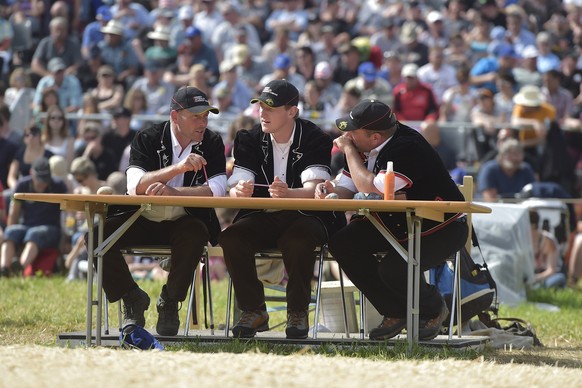 Das Kampfrichter-Trio vor dem Schlussgang am Mittellaendischen Schwingfest am Sonntag, 31. Mai 2015 in Richigen. (KEYSTONE/Lukas Lehmann)