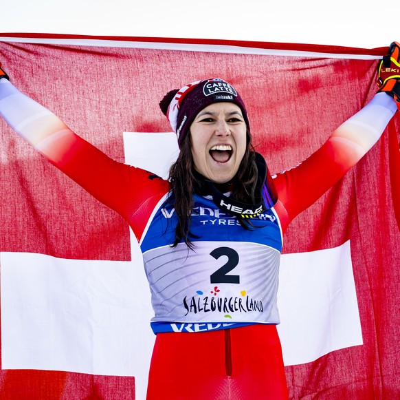 Nachrichten Linkding Silver medalist Wendy Holdener of Switzerland celebrates during the podium ceremony of the women's Slalom race at the 2025 FIS Alpine World Ski Championships, in Saalbach-Hinterglemm, Austria, Sa ...