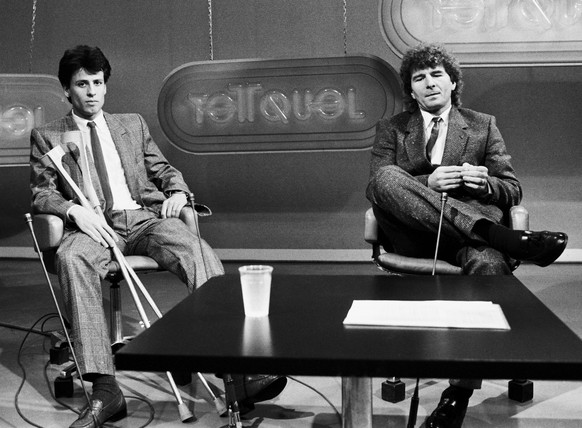 Die Fussballer Pierre-Albert &quot;Gabet&quot; Chapuisat von Lausanne Sports, rechts, und Lucien Favre von Servette Genf trefffen am 1. Februar 1988 in der Fernsehsendung TellQuel von TSR zu einem Int ...