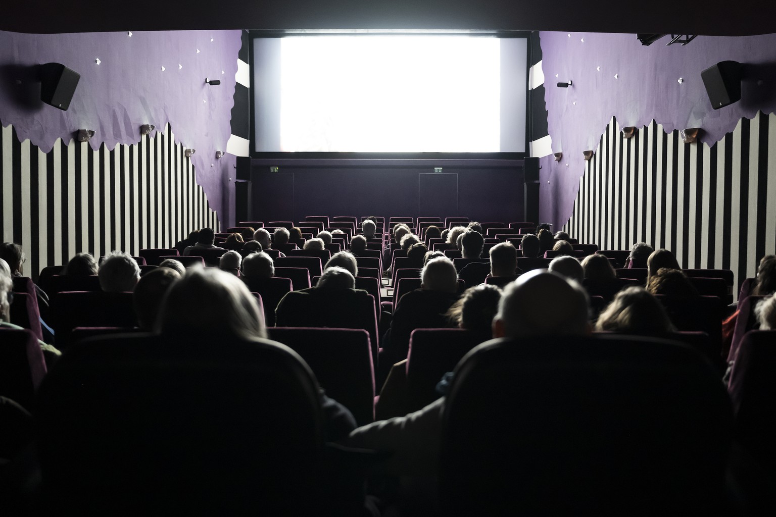 Nachrichten Linkding Das Publikum schaut sich den Film "Giorni e nuvole" des Regisseurs Silvio Soldini im Kino Cinema Palace an, waehrend den 59. Solothurner Filmtagen, am Samstag, 20. Januar 2024 in Solothurn.  ...