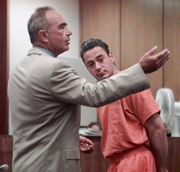 Ein Bild aus schlechteren Zeiten: Downey Jr. 1999 vor einem Gericht in Malibu.