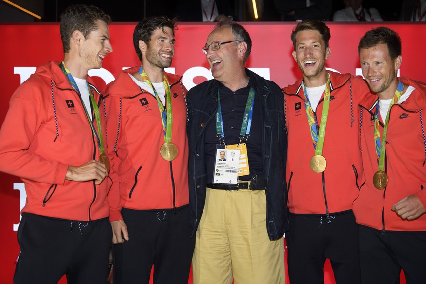 From left, Lucas Tramer, Mario Gyr, Simon Schuerch, Simon Niepmann and Mario Gyr of Switzerland pose with their gold medal and Swiss Sport Minister Guy Parmelin, center, after winning in the Lightweig ...